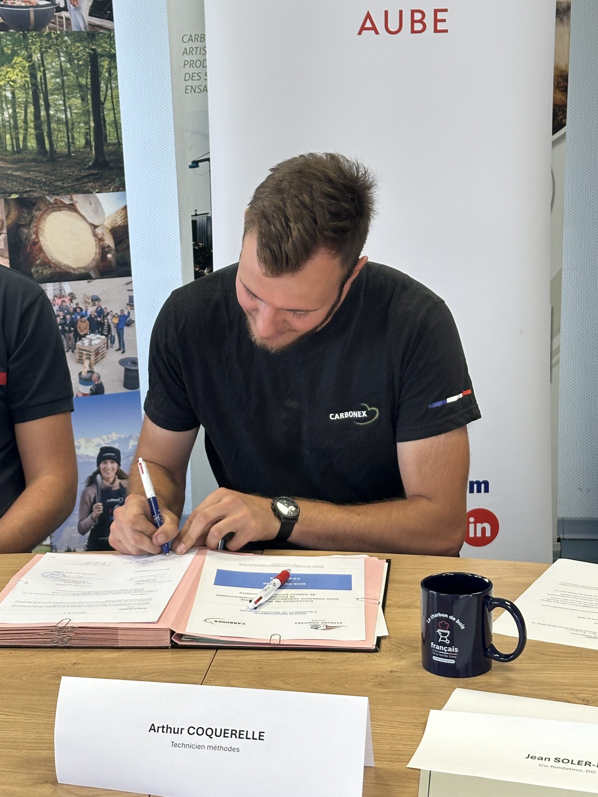 Signature de la convention entre le Groupe SOLER et les sapeurs-pompiers de l’Aube. Signature de la convention entre le Groupe SOLER et les sapeurs-pompiers de l’Aube.
